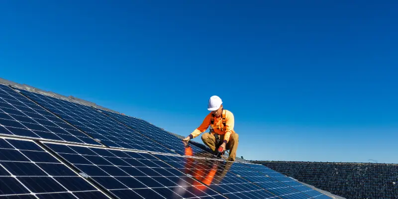 Descubra como a energia solar residencial funciona e seus benefícios para casas modernas. Economize na conta, valorize seu imóvel e contribua com o meio ambiente!