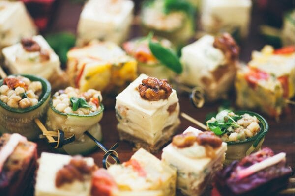 Aprenda como fazer festas em casa com decoração econômica. Saiba como organizar e receber seus convidados com elegância sem gastar muito!