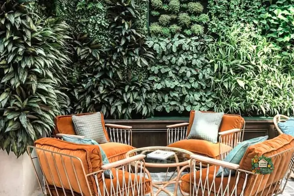 A sustentabilidade e a modernidade trazida pelo jardim vertical em ambientes externos, nos dias atuais, está conquistando espaço no paisagismo.