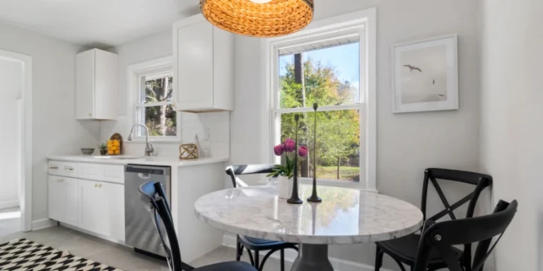 SOLUÇÕES CRIATIVAS DE ORGANIZAÇÃO PARA CASAS PEQUENAS 3 Se você está confusa e insegura sobre onde organizar seus pertences estas dicas são pra você. Uma solução para casas pequenas da ora!