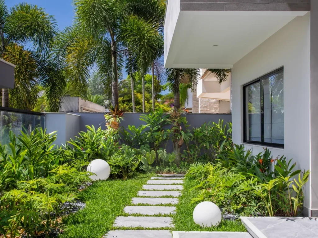 Fachada com Jardim: Como Transformar a Entrada da Casa em um Espaço Funcional e Bonito 1 Crie uma fachada com jardim funcional e bonito em sua casa. Veja dicas de plantas, estilos e cuidados para valorizar seu lar com verde.